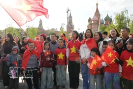 Vietnamese expatriates in Russia gather on Red Square on May 3, 2025 to welcome the Vietnam People’s Army delegation, which is in Russia join the military parade marking the 80th anniversary of the Victory in the Great Patriotic War. (Photo: VNA)