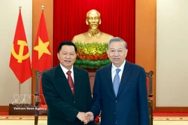 Party General Secretary To Lam (right) receives Lao Minister of Public Security Vanthong Kongmany in Hanoi on March 20. (Photo: VNA)