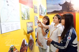 Students explore the exhibition (Photo: VNA)