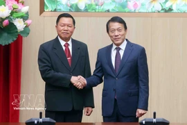 Vietnamese Minister of Public Security General Luong Tam Quang (R) welcomes his Lao counterpart Senior Lieutenant General Vanthong Kongmanyin. (Photo: VNA)