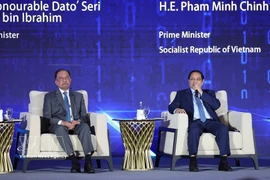 On May 28, 2025, within the framework of the 46th ASEAN Summit and other related Summits, in Kuala Lumpur, Malaysia, Prime Minister Pham Minh Chinh (R) and Malaysian Prime Minister Anwar Ibrahim participate in a discussion session on "Smart Grid: Connecting through Autonomous AI". (Photo: VNA)