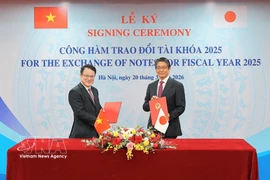 Deputy Minister of Finance Tran Quoc Phuong (left) and Japanese Ambassador to Vietnam Ito Naoki sign the exchange of notes on behalf of the governments of the two countries. (Photo: VNA)
