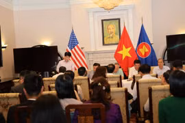 MoIT Minister Nguyen Hong Dien, who is also head of the Government negotiation team, chairs a meeting with team members and representatives from relevant agencies before the first negotiation round. (Photo: moit.gov.vn)