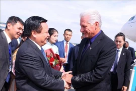 First Secretary of the Communist Party of Cuba Central Committee and President of Cuba Miguel Díaz-Canel Bermúdez is welcomed at the airport by Politburo member, Chairman of the Central Theoretical Council and President of the Ho Chi Minh National Academy of Politics Nguyen Xuan Thang. (Photo: VNA)