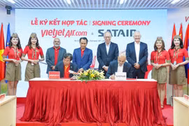 Vietjet Vice President Nguyen Duc Thinh (left) and Paul Lochab, CCO of Satair (right) sign a multi-year agreement for Satair’s Integrated Material Services (IMS) for Vietjet's Airbus fleet. (Photo: Vietjet)