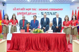 Vietjet Vice President Nguyen Duc Thinh (left) and Paul Lochab, CCO of Satair (right) sign a multi-year agreement for Satair’s Integrated Material Services (IMS) for Vietjet's Airbus fleet. (Photo: Vietjet)