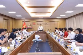 Representatives from the Ministry of Education and Training meet with students who compete at the Regeneron International Science and Engineering Fair (ISEF) 2025. (Photo: nhandan.vn)