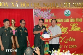 A delegation of the Military Zone 3 Command of the Royal Cambodian Armed Forces led by its Commander Lieutenant General Ui Hieng pays a pre-Tet (Lunar New Year) visit to the Mekong Delta province of Vinh Long on January 16. (Photo: VNA)