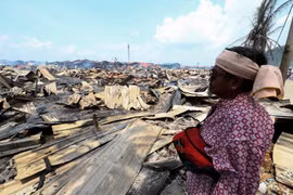 A serious fire destroys more than 200 homes in a coastal village in Malaysia’s Sabah state, located in the northern part of Borneo Island. (Photo: Xinhua/VNA)