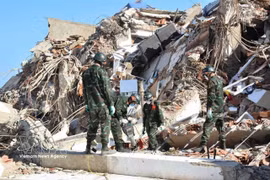 Vietnamese rescuers work to reach trapped victims under rubble. (Photo: VNA)