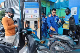 Customers purchase fuel at a Petrolimex service station. (Photo: VNA)