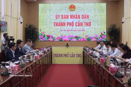 An overview of the meeting between the Can Tho People's Committee and the RoK delegation led by Prof. Kim Hak-min, head of the Ethics Investigation Advisory Committee of the RoK National Assembly. (Photo: VNA)