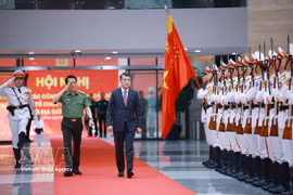 Prime Minister Le Minh Hung (right) attends the conference held by the Ministry of Public Security in Hanoi on July 2, 2026. (Photo: VNA)