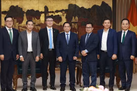 PM Pham Minh Chinh (centre) and Korean guests at the meeting (Photo: VNA)