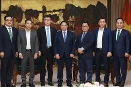 PM Pham Minh Chinh (centre) and Korean guests at the meeting (Photo: VNA)