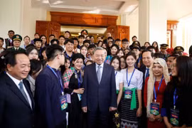 Party General Secretary To Lam meets outstanding and exemplary ethnic minority pupils, students and young people in Hanoi on December 26. (Photo: VNA)