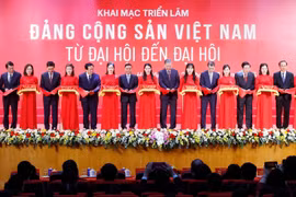 Party General Secretary To Lam (9th from left), together with senior Party and State officials, cut the ribbon to kick off the exhibition in Hanoi on December 26. (Photo: VNA)