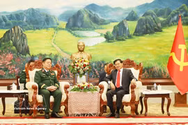 Lao Party General Secretary and President Thongloun Sisoulith (right) receives General Nguyen Trong Nghia, Chairman of the General Department of Politics of the Vietnam People's Army on August 6 (Photo: VNA)