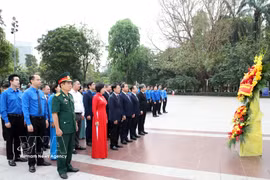  Hanoi officials pay tribute to Vladimir Ilyich Lenin on his 156th birthday (Photo: VNA)