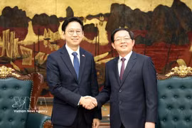 Vietnamese Deputy Prime Minister Ho Quoc Dung (R) and Deputy Prime Minister and Minister of Science and ICT of the Republic of Korea (RoK) Bae Kyung Hoon in Hanoi on April 22, 2026. (Photo: VNA)