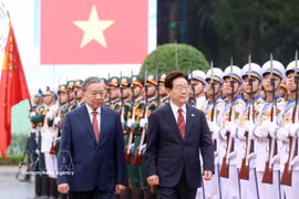 General Secretary of the Central Committee of the Communist Party of Vietnam and State President To Lam and President of the Republic of Korea (RoK) Lee Jae Myung review the honour guard of the Vietnam People’s Army at the ceremony in Hanoi on April 22. (Photo: VNA)