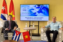 Dr. Santiago Dueñas Carrera (left), Vice President of Cuba’s BioCubaFarma group, and Cuban Ambassador to Vietnam Rogelio Polanco Fuentes at the press briefing in Hanoi on April 21 (Photo: VNA)