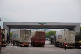 Trucks carrying imports enter Vietnam through Lao Cai International Border Gate. (Photo: VNA)