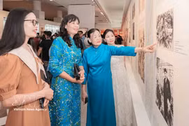 Visitors to the exhibition at the Ho Chi Minh Museum in Hanoi. (Photo: VNA)