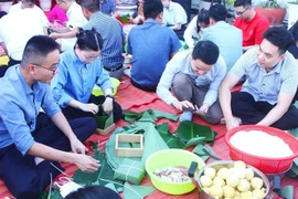 At a traditional banh chung making event in Phnom Penh on January 27 (Photo: VNA)