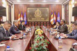 Vietnamese Ambassador to Cambodia Nguyen Minh Vu holds a working sessions with Cambodian Deputy Prime Minister and Minister of Education, Youth and Sport Hang Chuon Naron. (Photo: VNA)