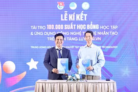 Pham Van Thanh (left), President of the Vietnam Association of Youth with Disabilities, signs cooperation agreements with JMB Vietnam and InfoRe Technology to sponsor 100,000 scholarships for training in the use of AI tools on the LuyenAI.vn platform. (Photo: VNA)