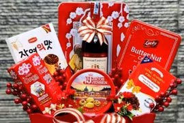 Affordable Tet gift baskets are popular for Tet (Lunar New Year) 2025. (Photo: VNA)