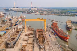 With significant untapped potential in the shipbuilding market, Vietnam must soon introduce mechanisms and policies to support shipbuilders in securing more orders. (Photo: VietnamPlus)