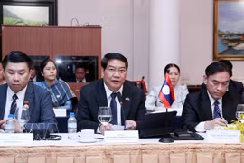 Atsaphangthong Siphandone (centre), Secretary of the Vientiane Party Committee and Chairman of the municipal People’s Council, speaks at the working session. (Photo: VNA)