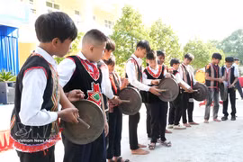 Quang Ngai introduces gong culture and xoang dance into schools, helping preserve, promote and spread the value of traditional cultural heritage. (Photo: VNA)