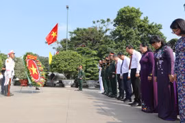 HCM City leaders pay their tributes at the Ho Chi Minh City Cemetery in Lac Canh, Thu Duc city, on April 29. (Photo: VNA)