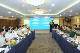 Vietnamese and Singaporean young military officers gather in Hanoi to exchange knowledge, share professional experiences, and discuss military training and operations. (Photo: tienphong.vn)