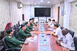 The meeting between the Vietnam People’s Army Newspaper’s delegation and Prensa Latina journalists. (Photo: qdnd.vn)