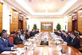 At the talks between Politburo member, Secretary of the Central Committee of the Communist Party of Vietnam (CPV) and Chairman of its Commission for Internal Affairs Phan Dinh Trac and Chan Chun Sing, Assistant Secretary-General of the People’s Action Party (PAP) of Singapore in Hanoi on July 21. (Photo: VNA)