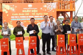 Ho Chi Minh City's Vietnam Fatherland Front (VFF) Committee presents Tet gifts to disadvantaged people in Thu Duc city. (Photo: VFF)
