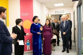 Party General Secretary To Lam's spouse Ngo Phuong Ly (in blue dress) visits Evelina London Children’s Hospital. (Photo: Published by VNA)