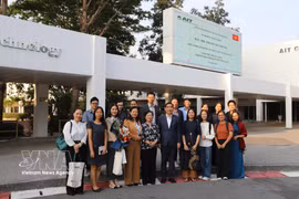Ambassador Pham Viet Hung (fifth from right, first row) with Vietnamese staff, lecturers, and students working and studying at the Asian Institute of Technology (AIT). (Photo: VNA)