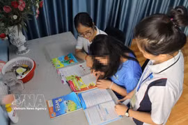 Social workers assist T.A.T. (born in 2013) with studying and daily activities at the temporary shelter of the “Bo Cong Anh” model in Hanh Thong ward, Ho Chi Minh City. (Photo: VNA)