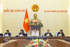 NA Chairman Tran Thanh Man (c) speaks at the meeting of the NA Standing Committee on April 9. (Photo: VNA)