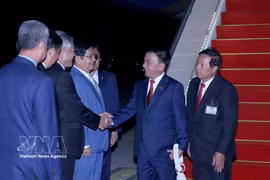 Leaders of the Cambodian People's Party's agencies welcome Politburo member and Permanent member of the Communist Party of Vietnam (CPV) Central Committee’s Secretariat Tran Cam Tu at Techo International Airport in Phnom Penh on April 9 night. (Photo: VNA)