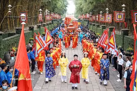 A ritual involving a procession and offering of sticky rice cakes to the Hung Kings at the Hung Kings Temple Festival in Phu Tho province (Photo: VNA)