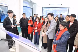 Representatives of Vietnamese youth visit the China-ASEAN Artificial Intelligence Application Cooperation Centre. (Photo: VNA)