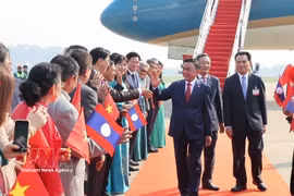 Politburo member and permanent member of the Party Central Committee’s Secretariat Tran Cam Tu arrives in Vientiane on April 9 morning, beginning his official visit to Laos (Photo: VNA)