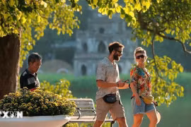 Foreign tourists in Hanoi. Illustrative image (Photo: VNA)