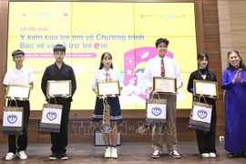 Nguyen Thi Thanh Hoa, Chairwoman of the Vietnam Association for Protection of Child Rights, presents gifts to students at the ceremony (Photo: VNA)